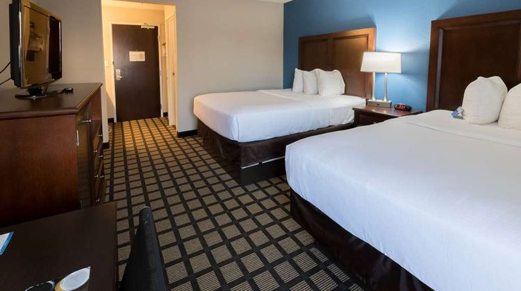 Baymont by Wyndham Detroit Airport Room
