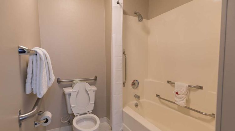 Baymont by Wyndham Detroit Airport Room
