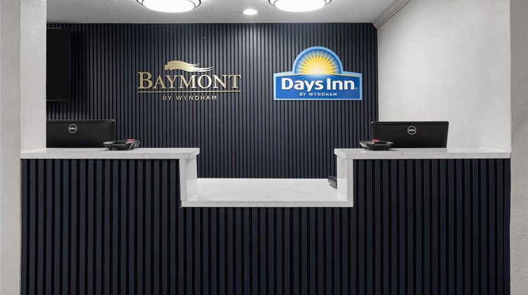 Baymont by Wyndham Davenport Lobby