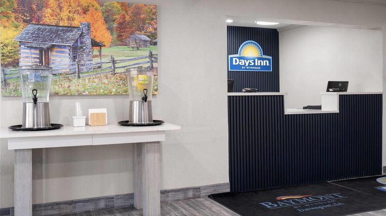 Baymont by Wyndham Davenport Lobby