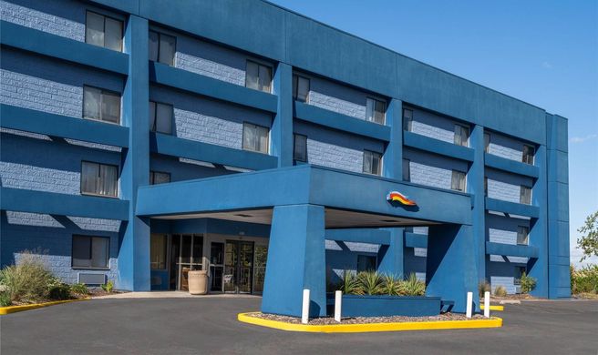 Baymont by Wyndham Davenport Exterior