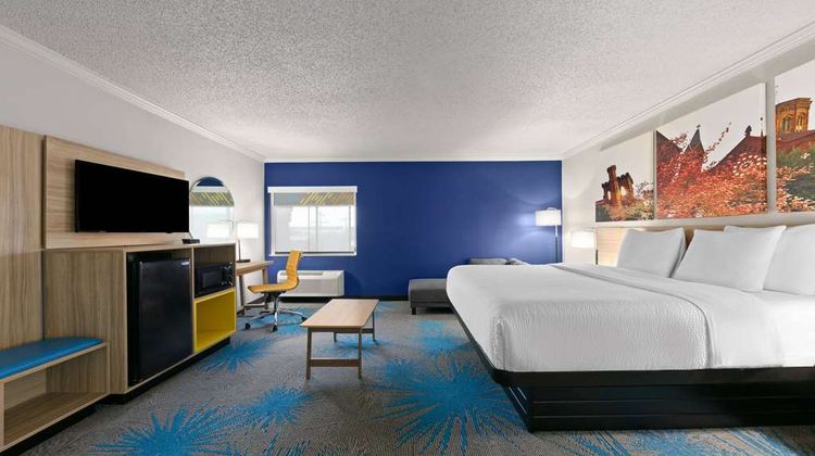 Days Inn by Wyndham Fort Smith Suite