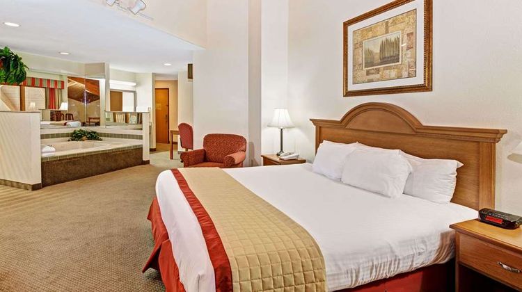 Baymont Inn & Suites Indianapolis Suite