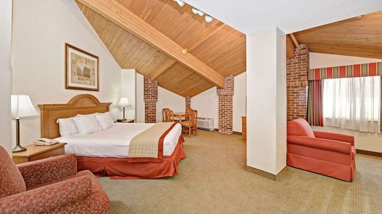 Baymont Inn & Suites Indianapolis Suite