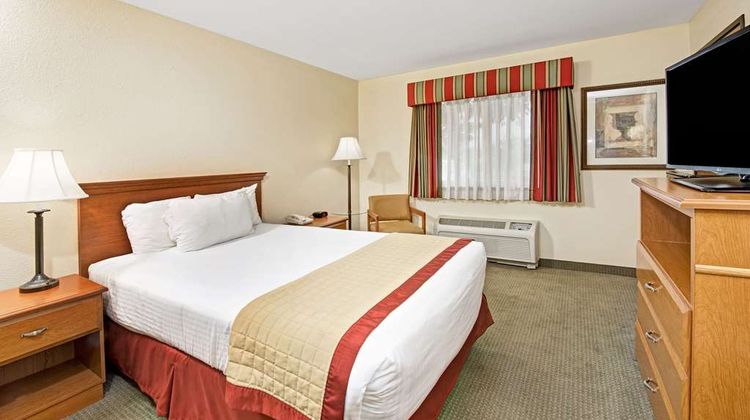 Baymont Inn & Suites Indianapolis Room