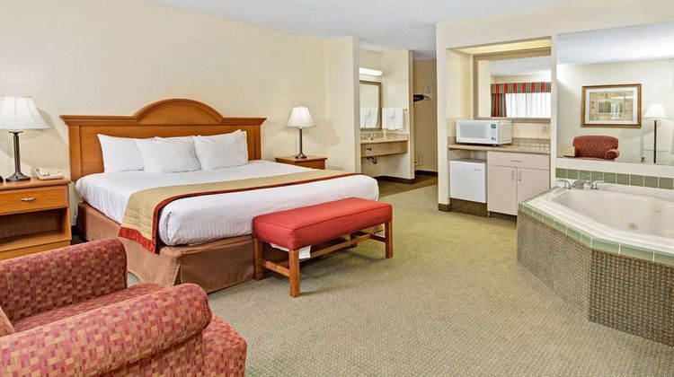 Baymont Inn & Suites Indianapolis Suite