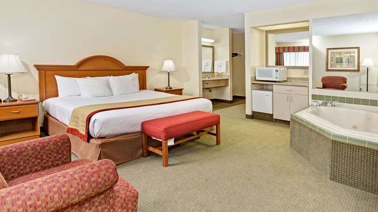 <b>Baymont Inn & Suites Indianapolis Suite</b>. Images powered by <a href="https://iceportal.shijigroup.com/" title="IcePortal" target="_blank">IcePortal</a>.