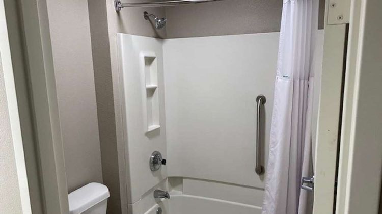 Baymont Inn & Suites Topeka Room