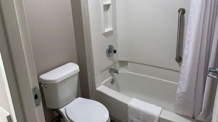 Baymont Inn & Suites Topeka Room