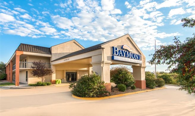Baymont Inn & Suites Topeka Exterior