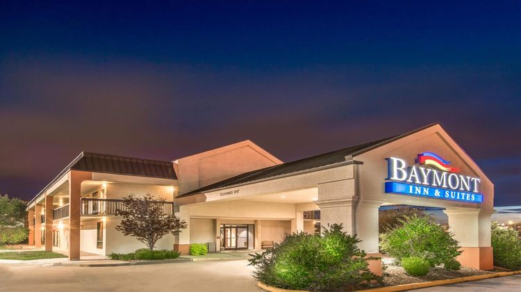 Baymont Inn & Suites Topeka Exterior