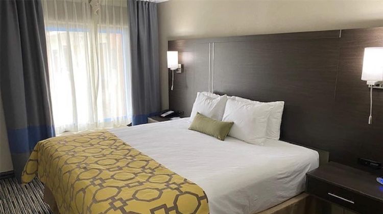 Baymont Inn & Suites Topeka Room