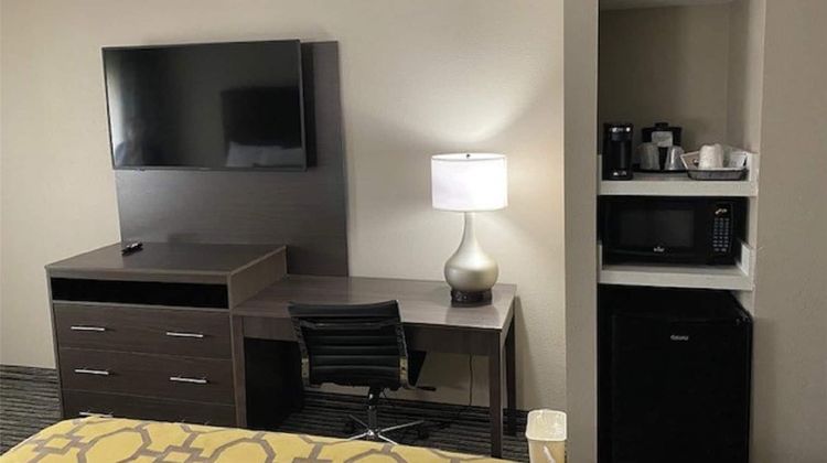 Baymont Inn & Suites Topeka Room