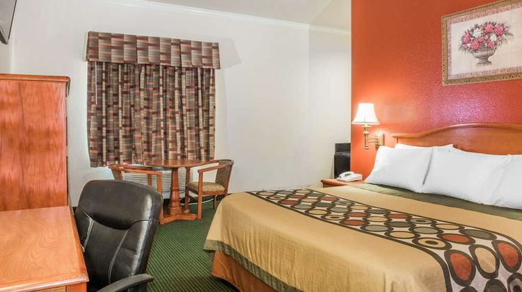 Super 8 Brookshire Suite