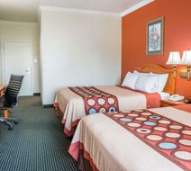Super 8 Brookshire Room