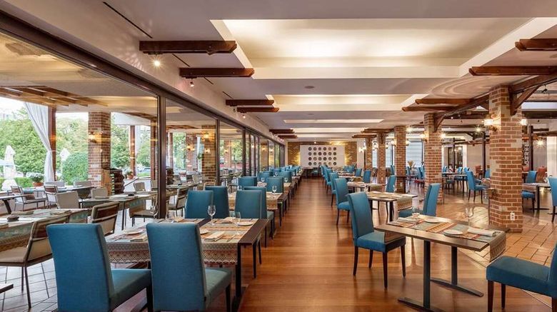 <b>Ramada Bucharest Parc Restaurant</b>. Images powered by <a href="https://iceportal.shijigroup.com/" title="IcePortal" target="_blank">IcePortal</a>.