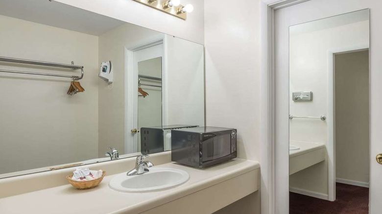 <b>Knights Inn Kirksville Room</b>. Images powered by <a href="https://iceportal.shijigroup.com/" title="IcePortal" target="_blank">IcePortal</a>.