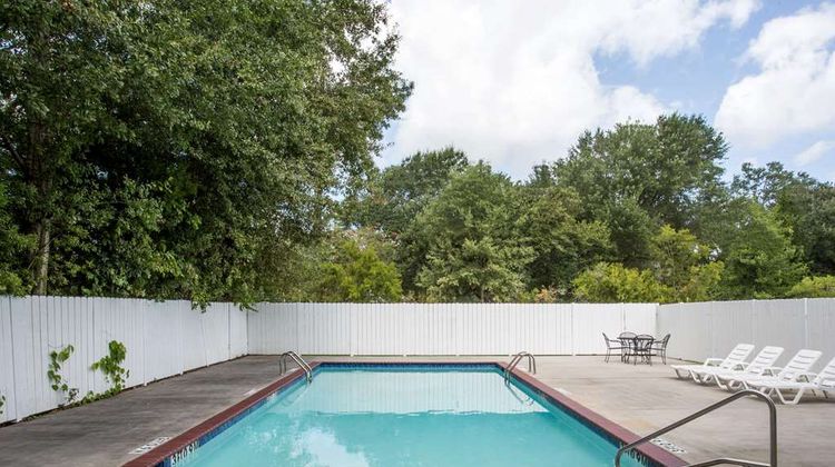 Howard Johnson Houma Pool