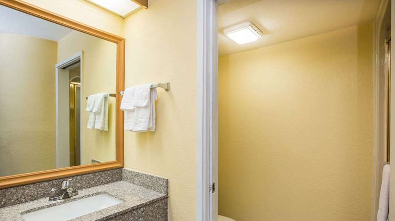 <b>Days Inn Blue Springs Room</b>. Images powered by <a href="https://iceportal.shijigroup.com/" title="IcePortal" target="_blank">IcePortal</a>.