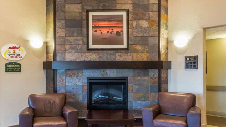 Super 8 Windsor Lobby