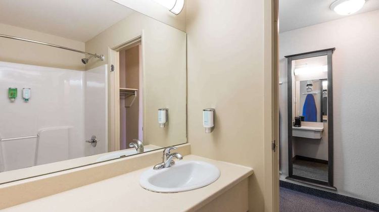 Super 8 Windsor Room