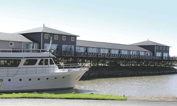 Howard Johnson Hotel & Marinas Resort