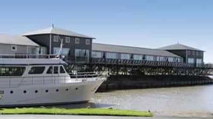 Howard Johnson Hotel & Marinas Resort Exterior