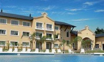 Howard Johnson Resort Pilar