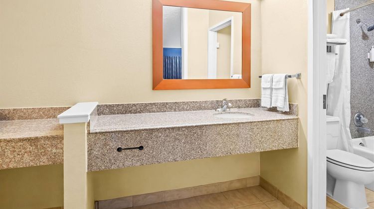 Days Inn Lafayette/Airport Suite