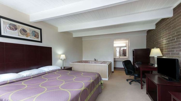 Super 8 Beaver Falls Suite