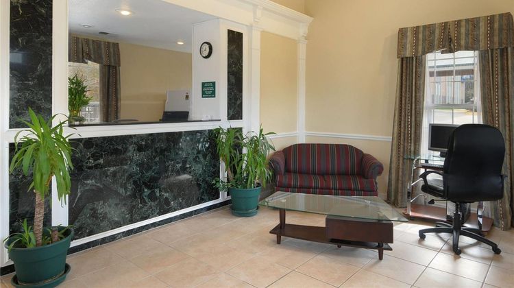 Days Inn KU Lawrence Lobby