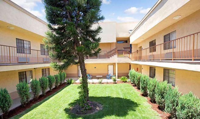 Days Inn and Suites Artesia Exterior