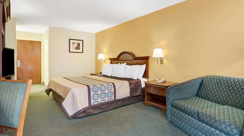 <b>Days Inn Burlington East Room</b>. Images powered by <a href="https://iceportal.shijigroup.com/" title="IcePortal" target="_blank">IcePortal</a>.