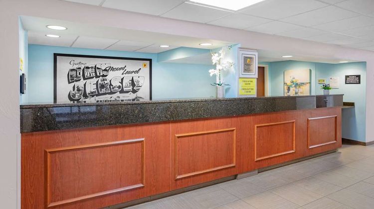 Super 8 Mount Laurel Lobby