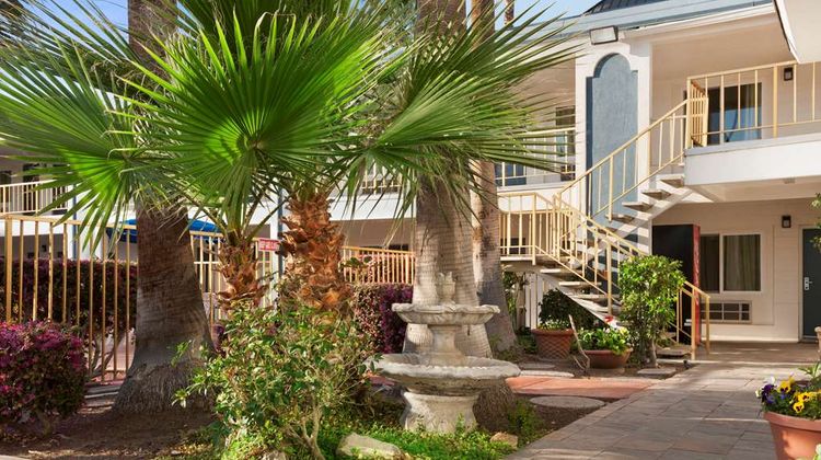 Travelodge Bakersfield Exterior