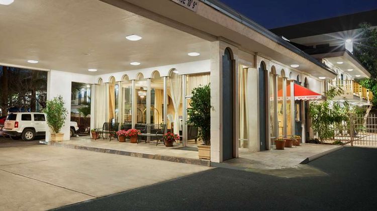 Travelodge Bakersfield Exterior