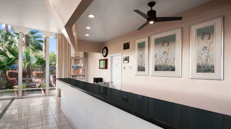 Travelodge Bakersfield Lobby