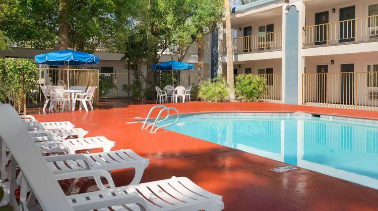 Travelodge Bakersfield Pool