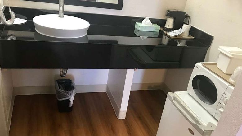 <b>Super 8 Evanston Room</b>. Images powered by <a href="https://iceportal.shijigroup.com/" title="IcePortal" target="_blank">IcePortal</a>.