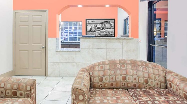 Super 8 Idabel Lobby