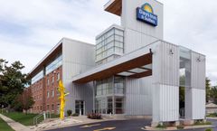 Days Inn & Suites Milwaukee