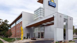 Days Inn & Suites Milwaukee