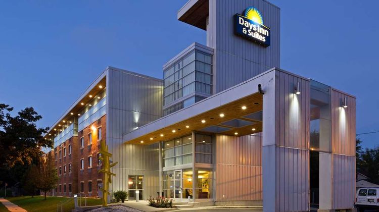 Days Inn & Suites Milwaukee Exterior