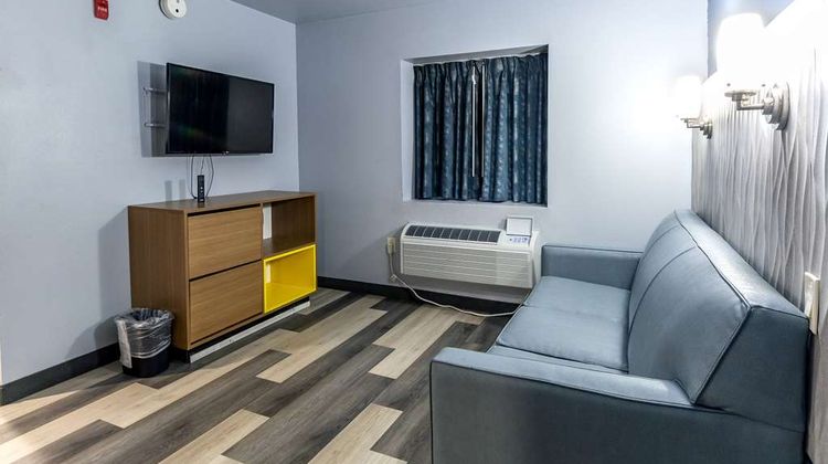 Days Inn & Suites Milwaukee Room