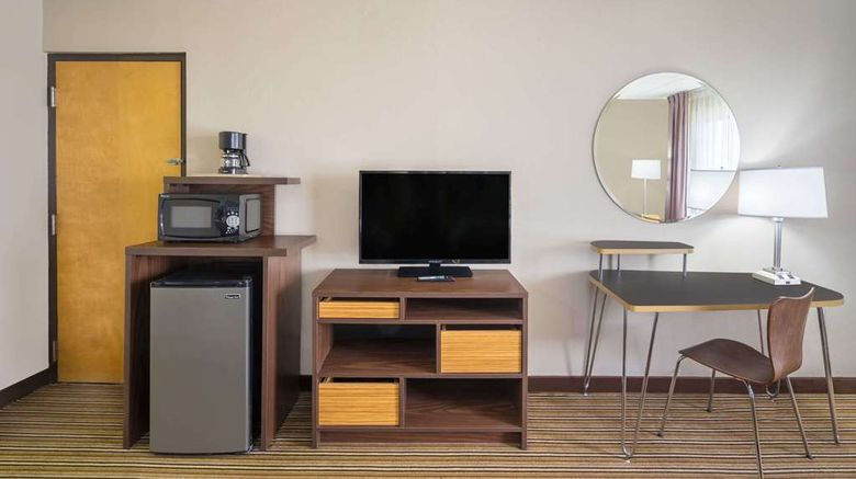 <b>Super 8 Knoxville North/Powell Room</b>. Images powered by <a href="https://iceportal.shijigroup.com/" title="IcePortal" target="_blank">IcePortal</a>.