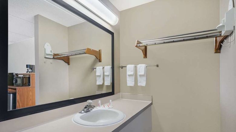 <b>Super 8 Knoxville North/Powell Room</b>. Images powered by <a href="https://iceportal.shijigroup.com/" title="IcePortal" target="_blank">IcePortal</a>.