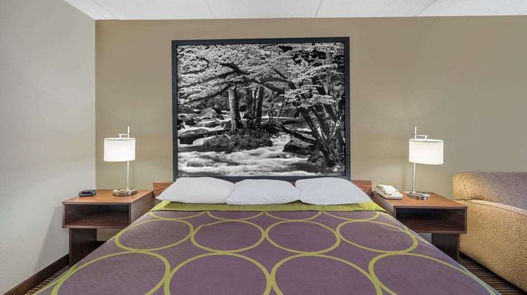 Super 8 Knoxville North/Powell Suite