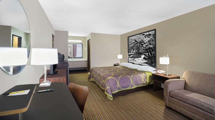 Super 8 Knoxville North/Powell Suite