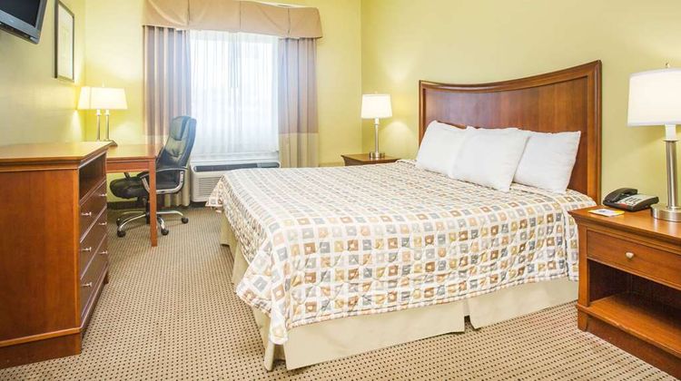 Days Inn & Suites Swainsboro Room