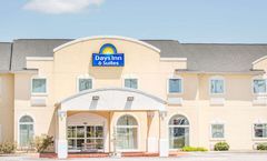 Days Inn & Suites Swainsboro